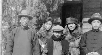 这位杰出的女性代表正是郑毓秀,从小她就很是叛逆,对于所谓的"三从