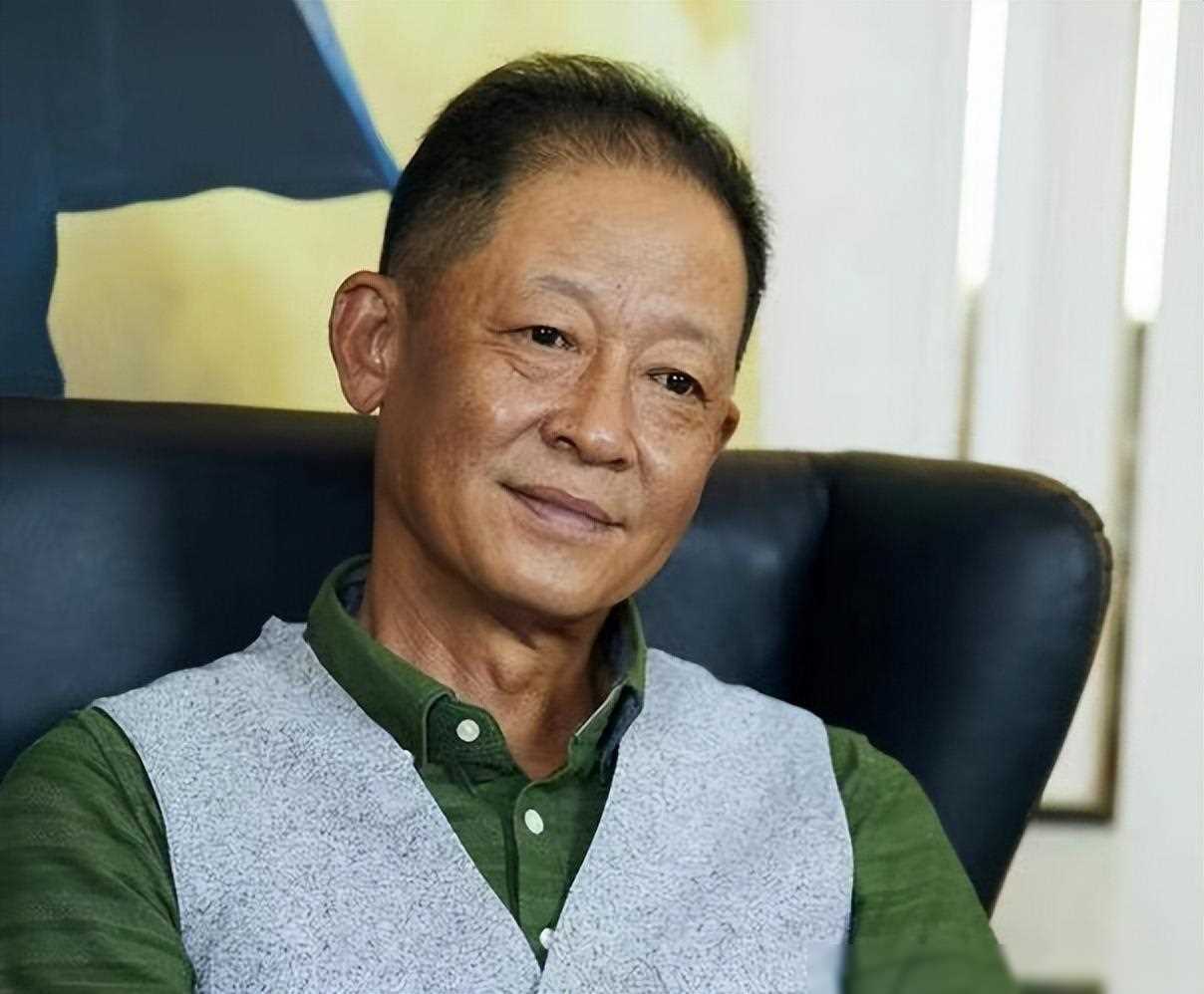 2000年10月,王志文被30家媒体联合讽刺,淡然表示:我不