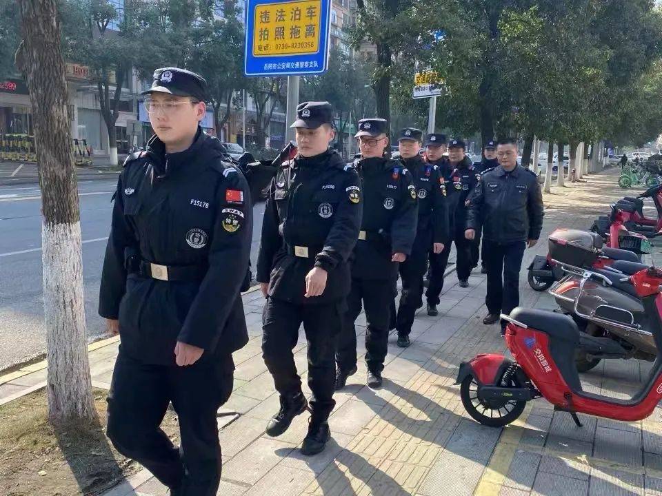 巡逻防控我在岗用警察蓝守护中国红岳阳经开公安亦是坚守时春节