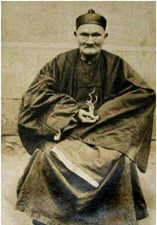 在我们国家"鼎"是天子的象征,在古时候就要"楚王问鼎"的故事一直流传.