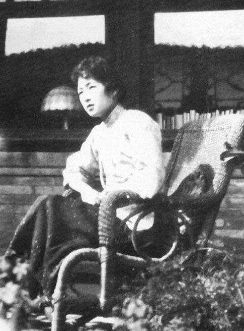 她是民国最受欢迎的才女,冰心曾吃醋暗讽她,而她的