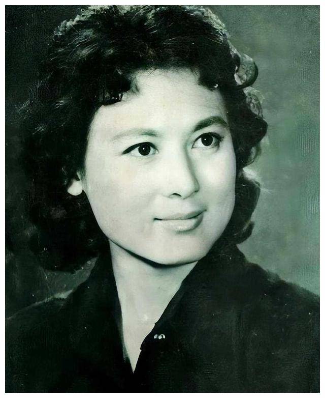 演员向梅:83岁退休后的生活真相曝光,揭开背后的心酸抛弃!