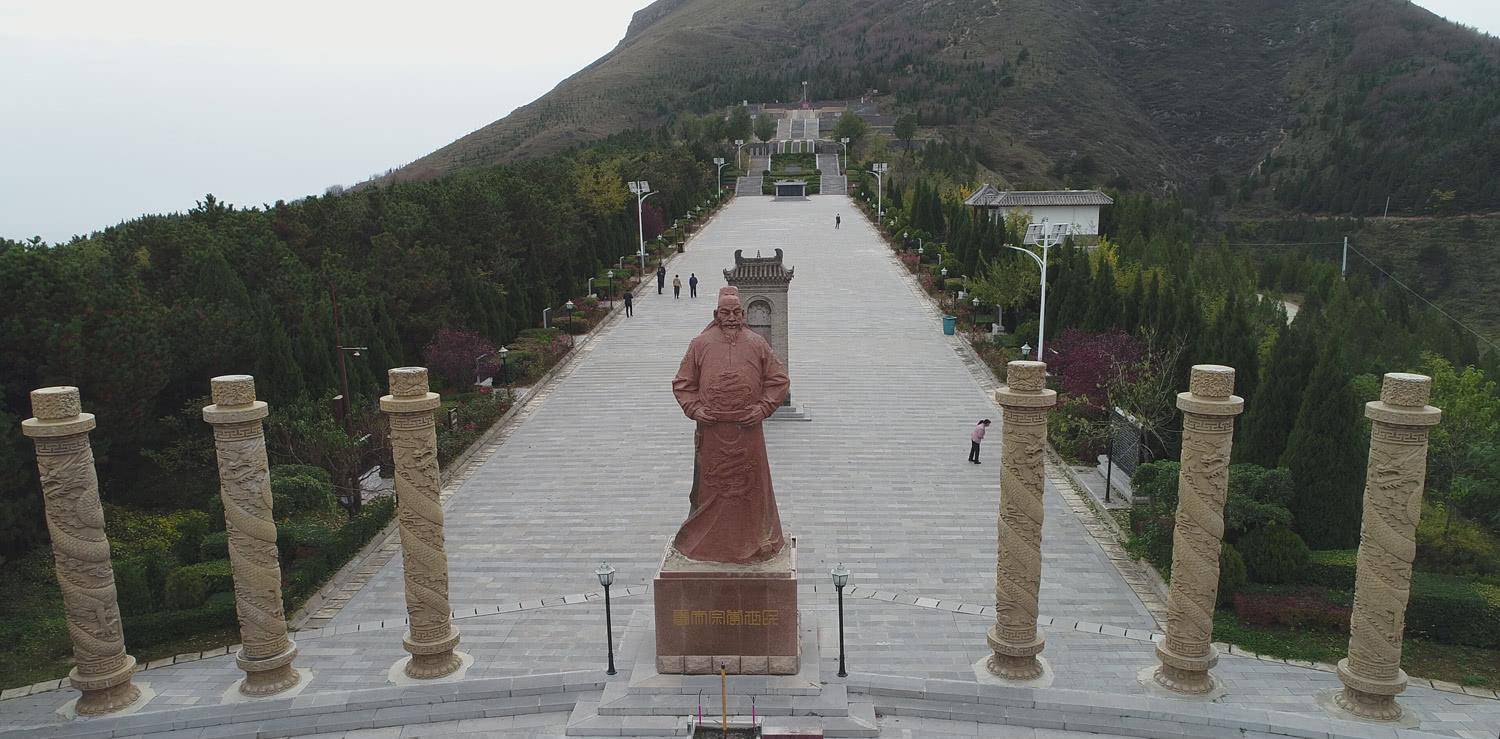 昭陵位于陕西礼泉县境内的九嵕山,距离西安70公里.