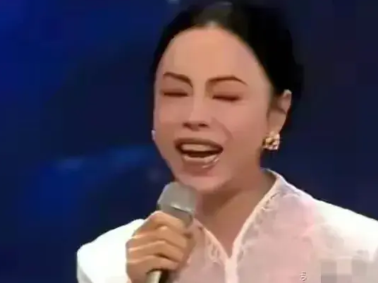 《难忘今宵》,引发全网热议,评论开始矛头指向导演_春晚_表情_争议