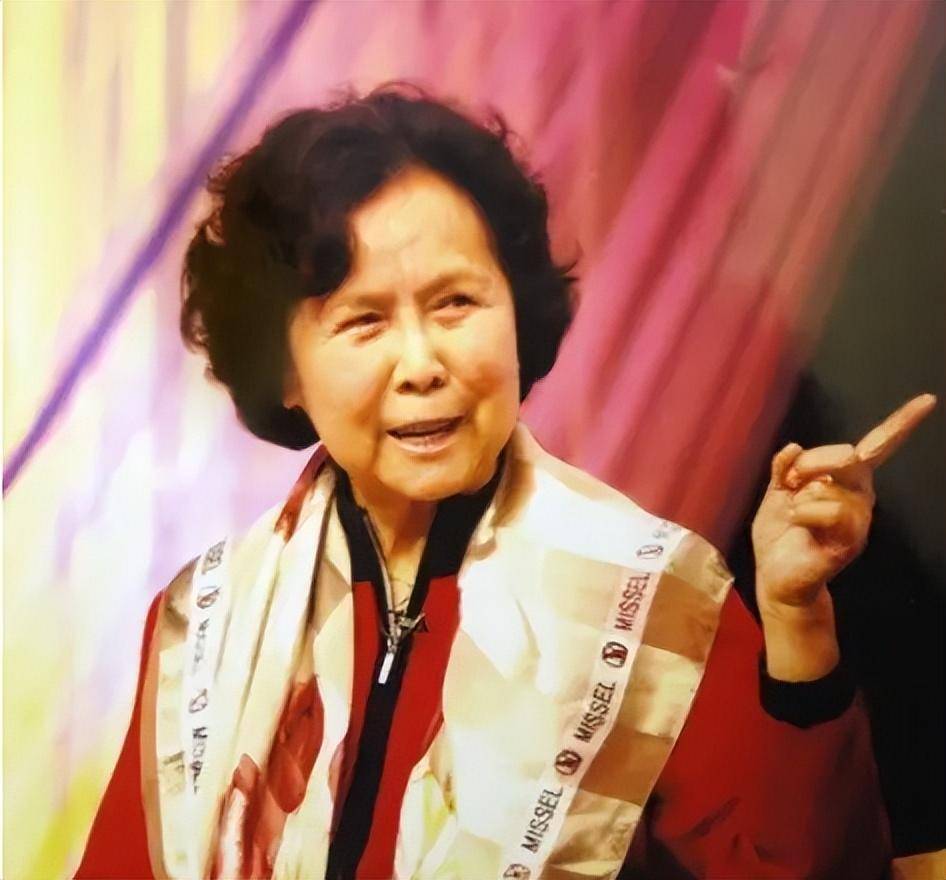 李崇霄:离世1年,德国妻子却坚持为他守寡,全家靠女儿一人撑起_茵娜