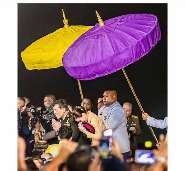 而这也是泰国王室的特色,一场活动下来,很多侍从的膝盖都会出现淤青