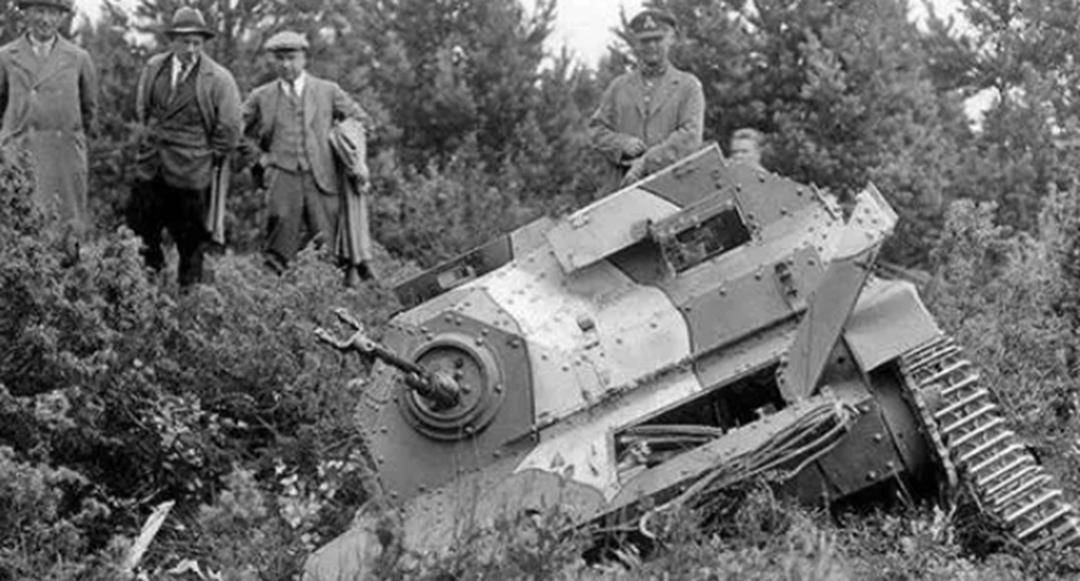 二战中的波兰坦克,外表有些弱小无助,但却可以合体成