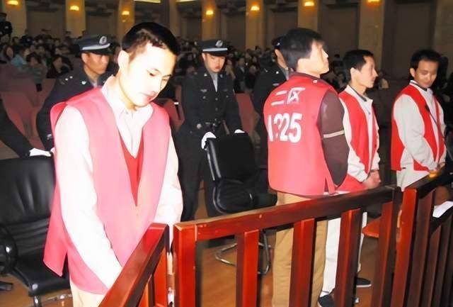 其中,案发后想去南方购买一支更好一点的枪支的张显辉,因涉嫌贩毒和