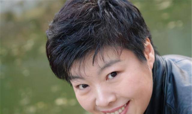 国学之母于丹,为何会跌落神坛?易中天评价:永远把钱放在第一位_文学_