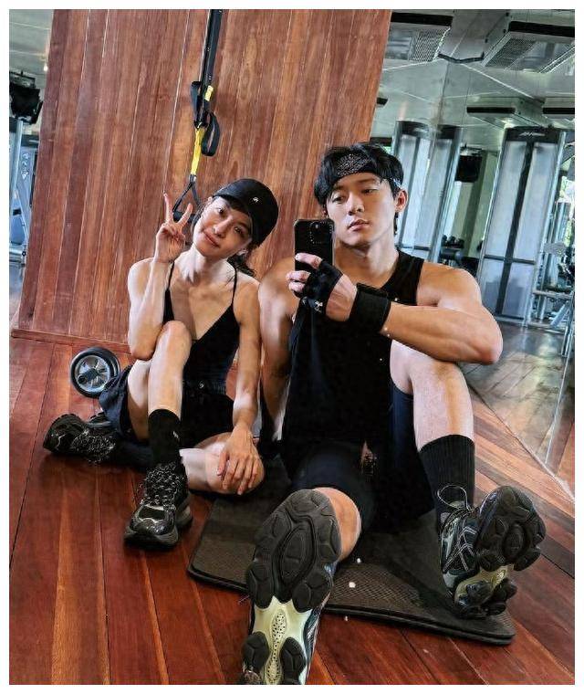 钟楚曦官宣新恋情,健身房秀恩爱乐不停_情人节_侯雯元_明星情侣