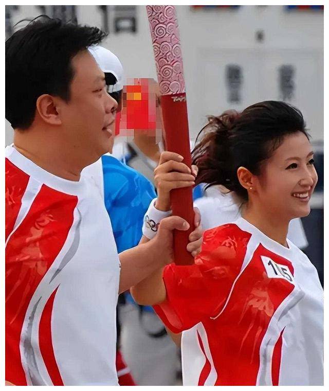 央视主持人春妮:二婚嫁给刚强,41岁生子,家庭幸福乐.