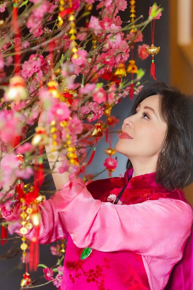 刘嘉玲新年照引发热议,穿嫩粉色服装被嘲"土气",59岁了还装嫩_时尚