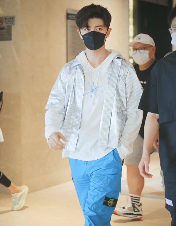 任嘉伦裤子都穿反了?