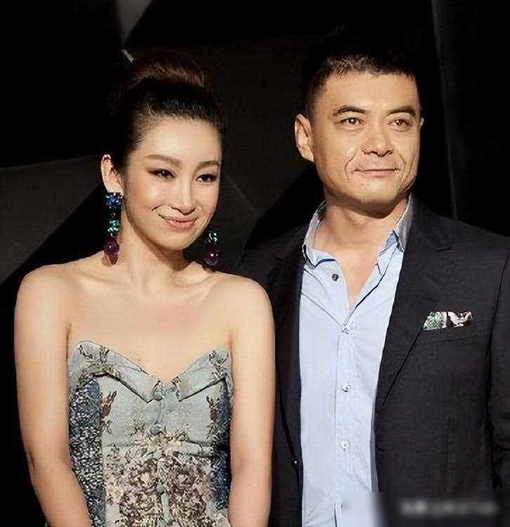 秦海璐"巨婴症儿子"已经9岁,一家人旅游被拍,家庭状态幸福_王新军