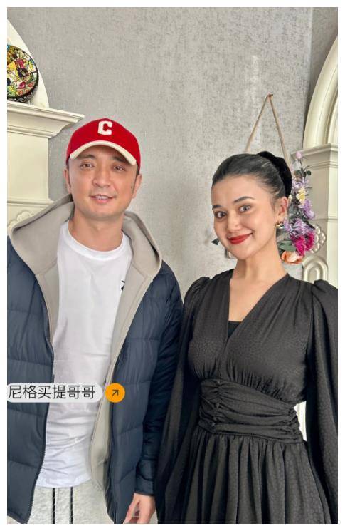 尼格买提家庭幸福曝光,妻妹貌美如花,三兄弟神似彼此._工作_生活_父母