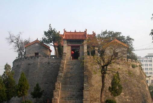 中国一古老建筑,日军放了数枚炮弹全没爆炸,进去后日军连忙下跪_老子