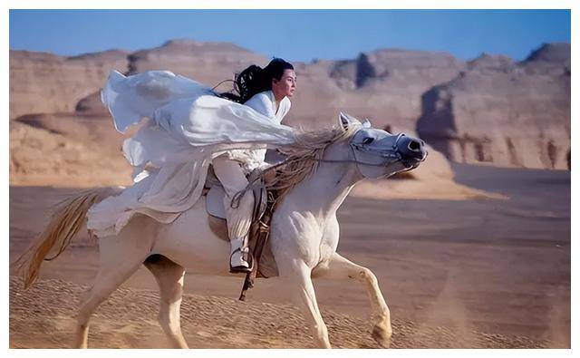 《英雄》是一部由张艺谋导演的电影,通过武侠片的形式表达了历史英雄