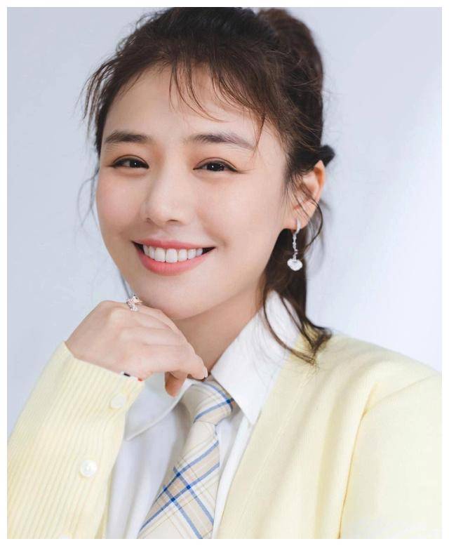 马思纯以她的笑容和幸福为粉丝们送上了最温暖的礼物.