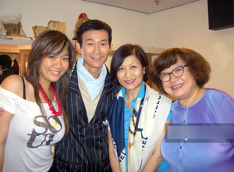 郑欣宜探访亡母墓地,深情落泪 因抑郁症困扰,停工多日