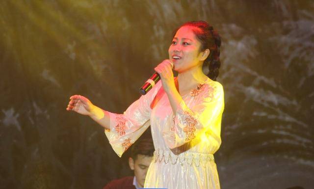 然而,所有这些成功和荣誉背后,崔苗是通过承担巨大的债务才获得的.