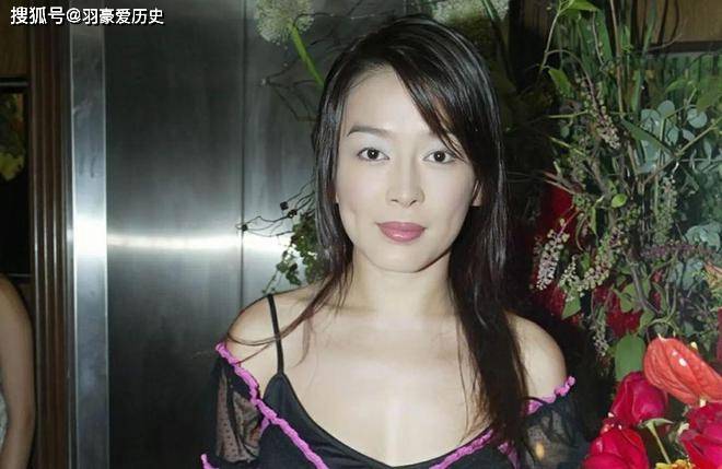 她因太漂亮被逼拍风月片,黄6年小三,如今55岁成