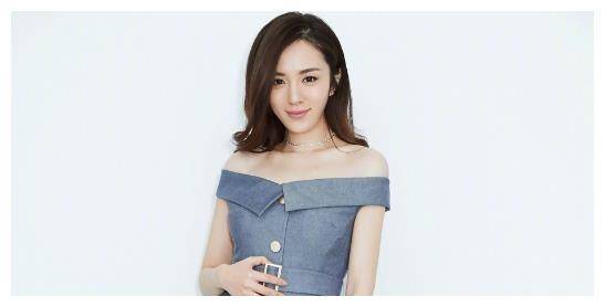 王晓晨的演艺之路始于京剧的刀马旦,她凭借扎实的功底保送至中国戏曲