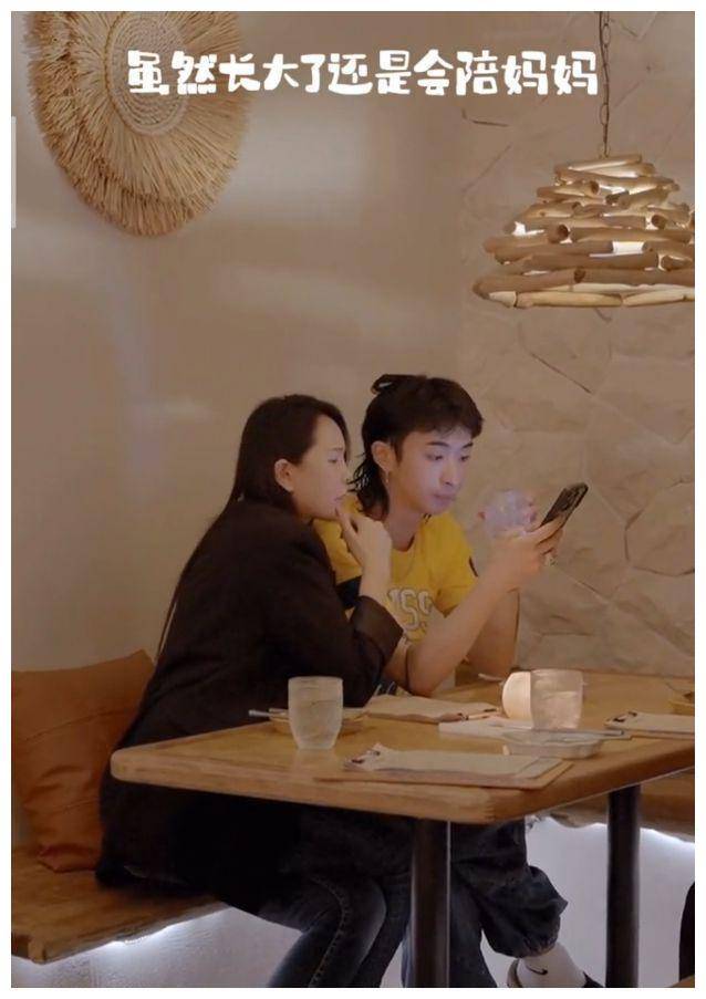 学霸妈妈伊能静晒儿子哈利化妆照,粉裙 浓妆抢镜!_庾澄庆_女装_支持