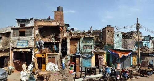 印度贫民窟突发暴动,抢砸商店,围攻医护人员,这是怎么