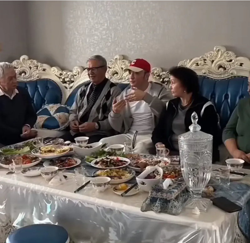 尼格买提回到新疆过年,家里富丽堂皇的,妹妹比迪丽热巴还漂亮!