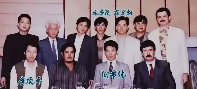 1995年,尹国驹联合昔日仇家水房赖,二人联合起来一起对付从香港而来的