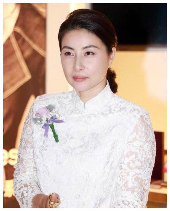 郭晶晶出国仪态受批!