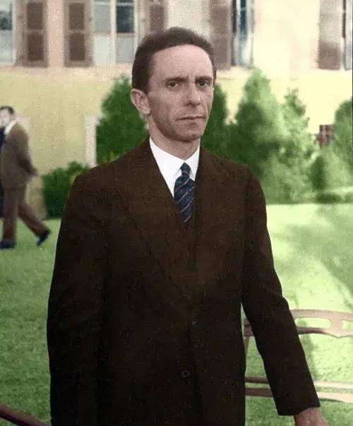 1921年,年仅24岁的戈培尔就取得了海德堡大学哲学博士学位,从此以后