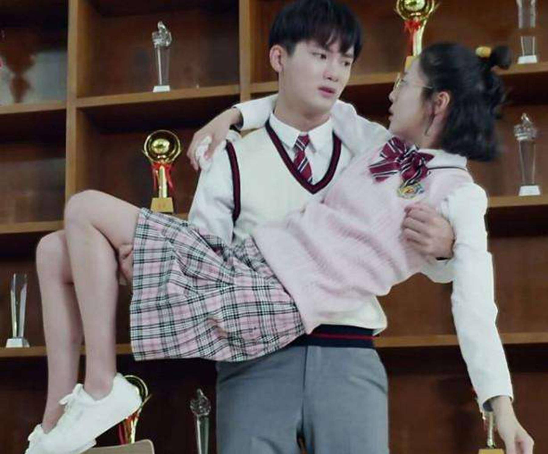 当看到全身照,原谅我笑出猪叫声_赵丽颖_林更新_镜头