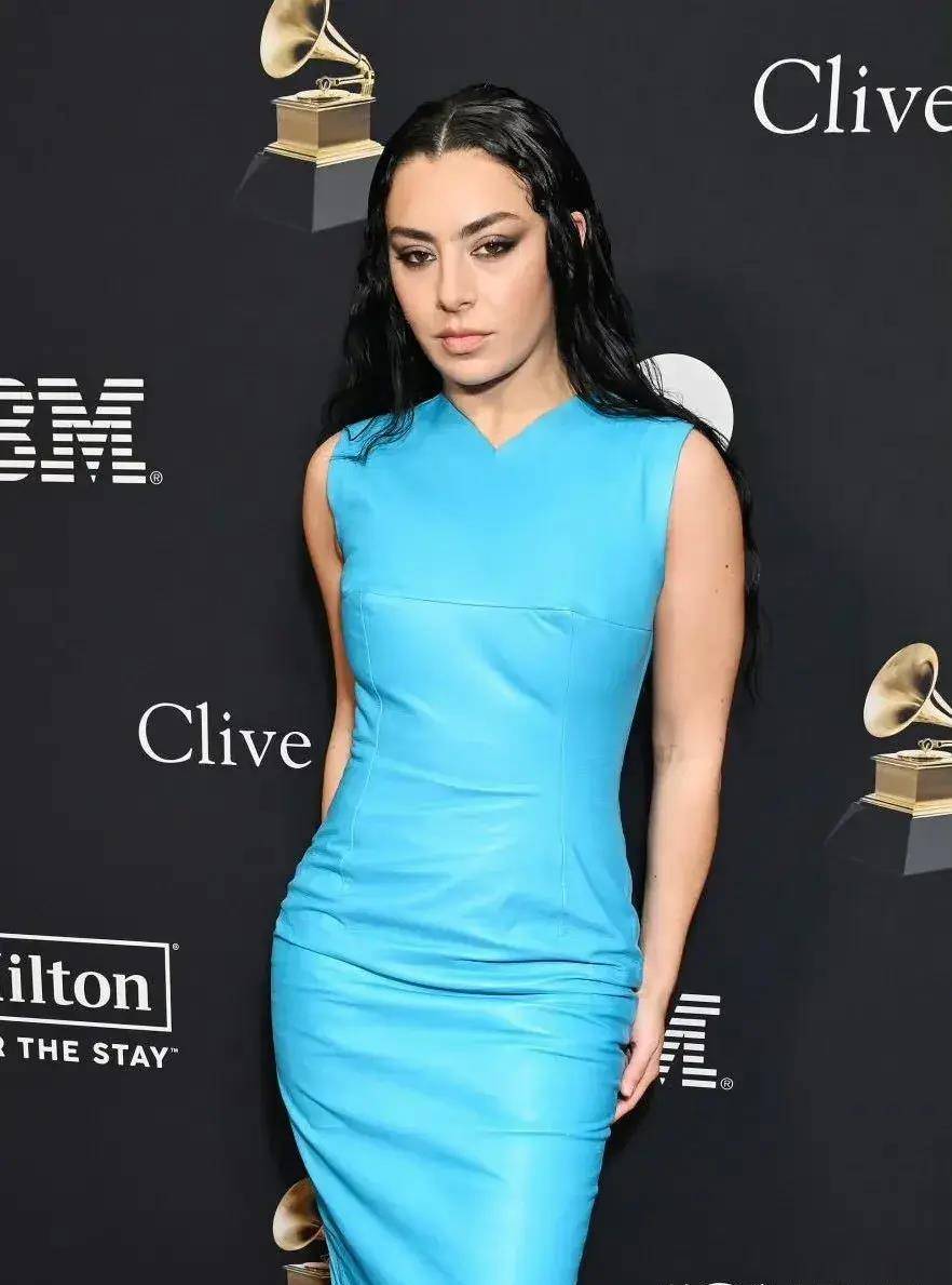 她和bebe rexha的合影,bebe的身材实在是太顶了!