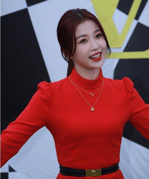 虞书欣秀场生图翻车?不仅被奚梦瑶抢镜,与范丞丞互动