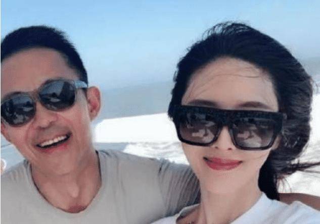 而侯勇老婆的年龄也越来越年轻,从70后80后,再到如今的90后,让人不禁