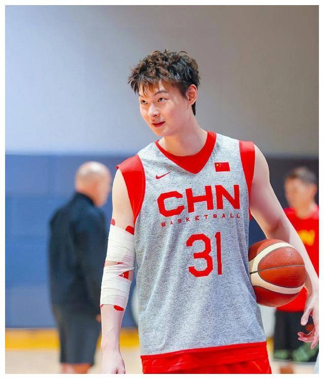 男篮亚预赛:乔帅与周琦沟通,6人备战,随时等待征召!