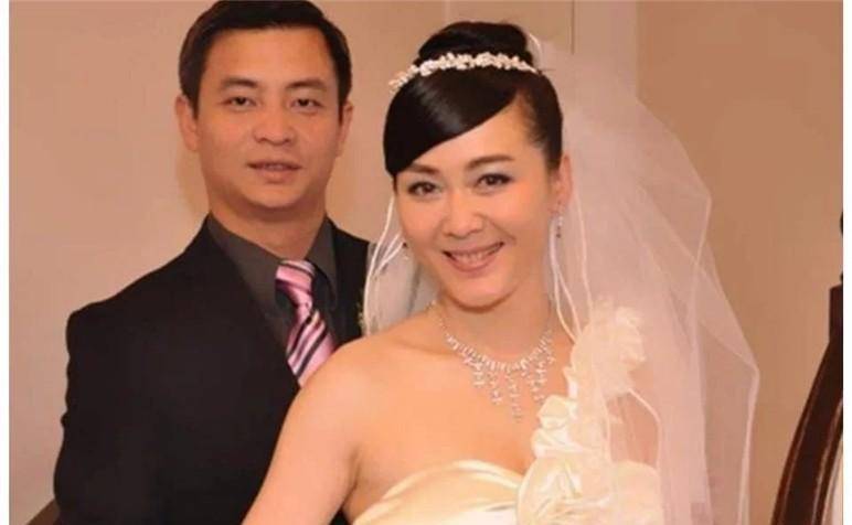 2009年,李琳与前国家体操冠军李大双漫步在薰衣草庄园的照片被人发布