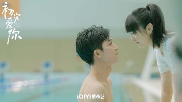 一次演运动员了,之前合作田曦薇的小甜剧《初次爱你》就演过游泳选手