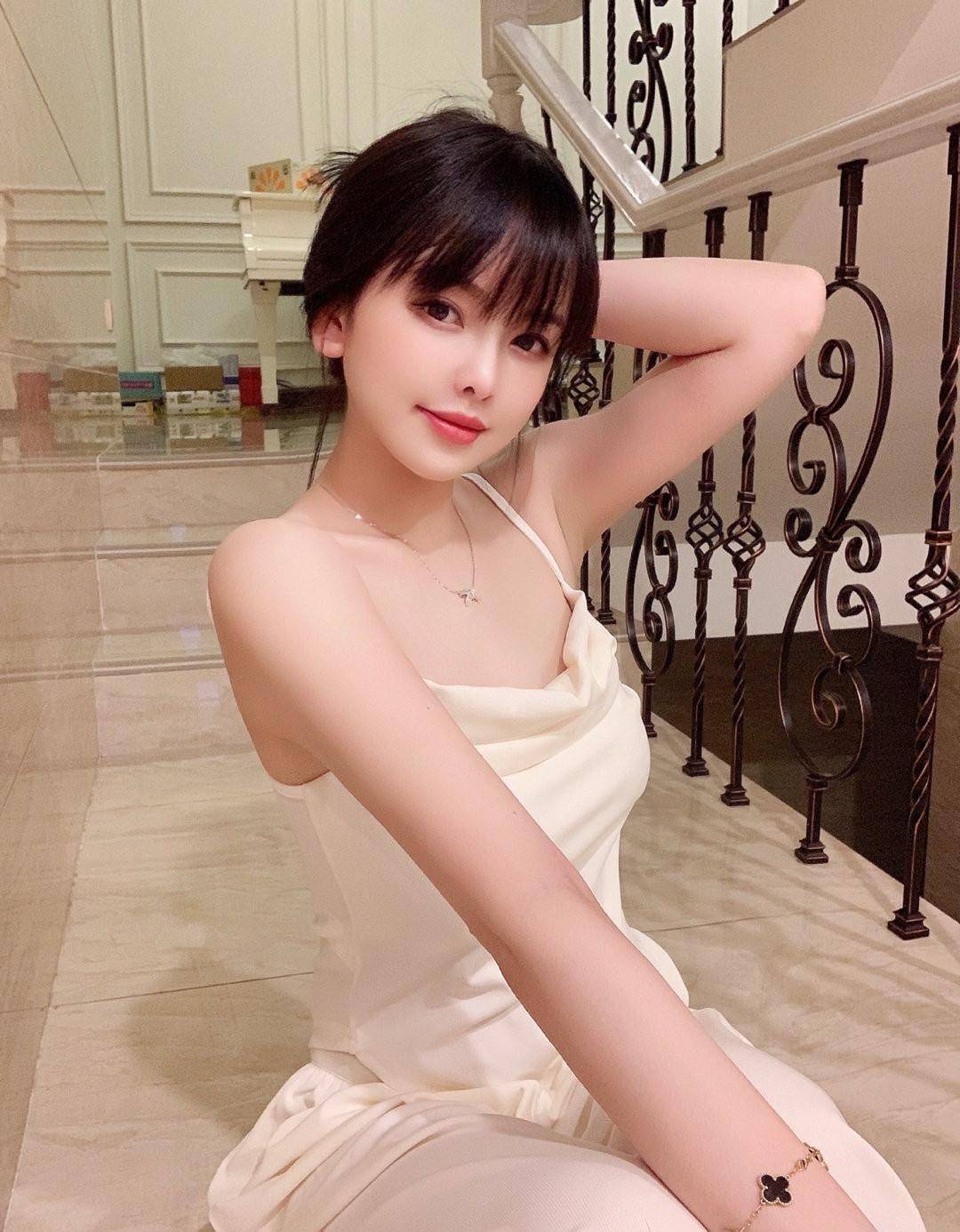 白色系的穿搭,路人也能变女生,小姐姐看起来可爱又迷人_不知道_方法