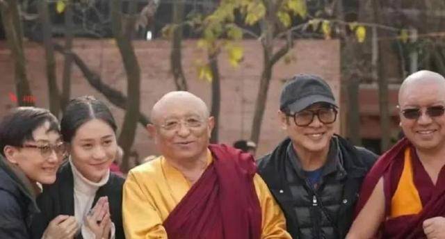 63岁利智和61岁李连杰近照曝光,网友感叹:夫妻俩老到让人认不出