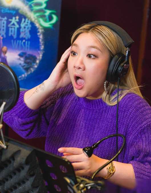 郑欣宜探访亡母墓地,深情落泪 因抑郁症困扰,停工多日_工作_母亲