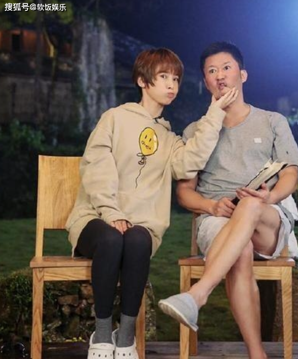 吴京带全家出国过年!现身新加坡酒店用餐,陪孩子去园