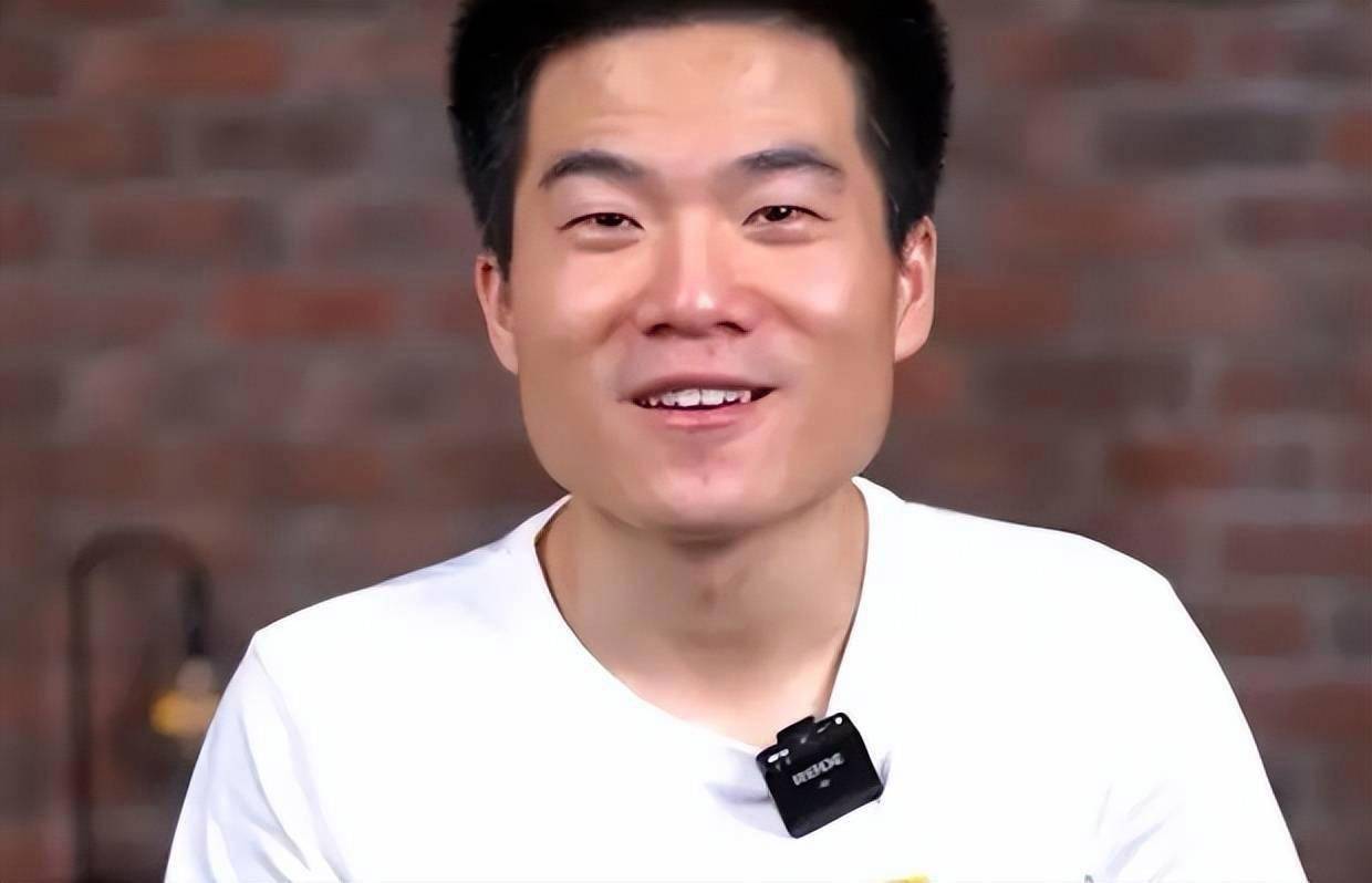 回顾过去,董宇辉曾仅是新东方的一位普通英语老师,默默无闻.