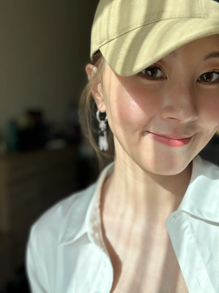 傅颖无惧素颜示人,雀斑照曝光引热议,眼皮下垂难掩岁月痕迹_人们_容貌