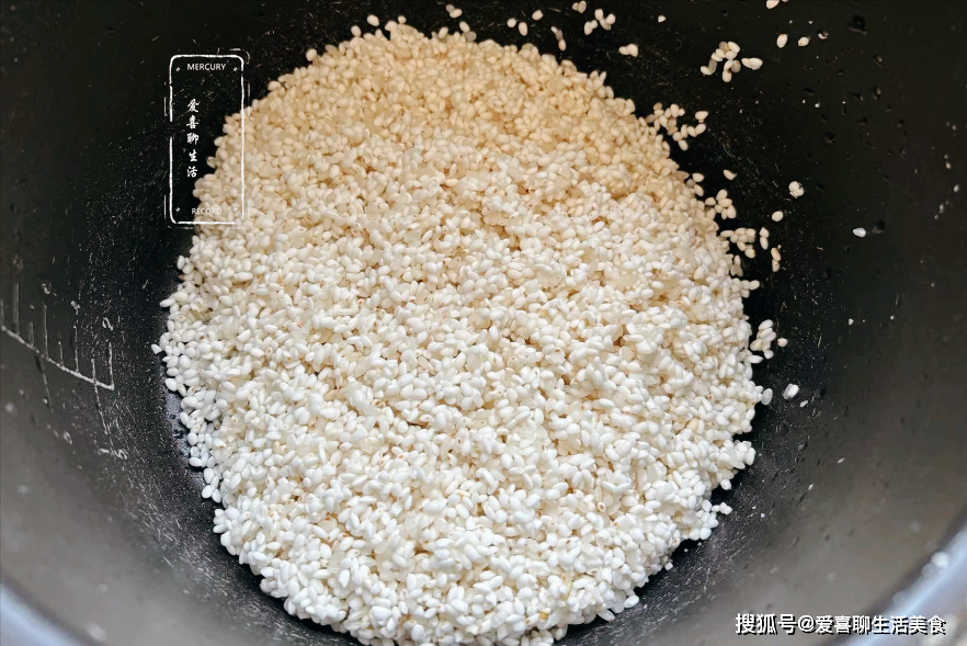 也可以放入电饭煲煮熟,但是记得水量一定要比平时煮饭少,煮好的米饭要