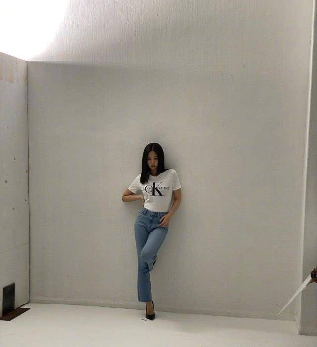 jennie下半身搭配上了一条浅蓝色的牛仔裤,这条牛仔裤在小腿的部分是