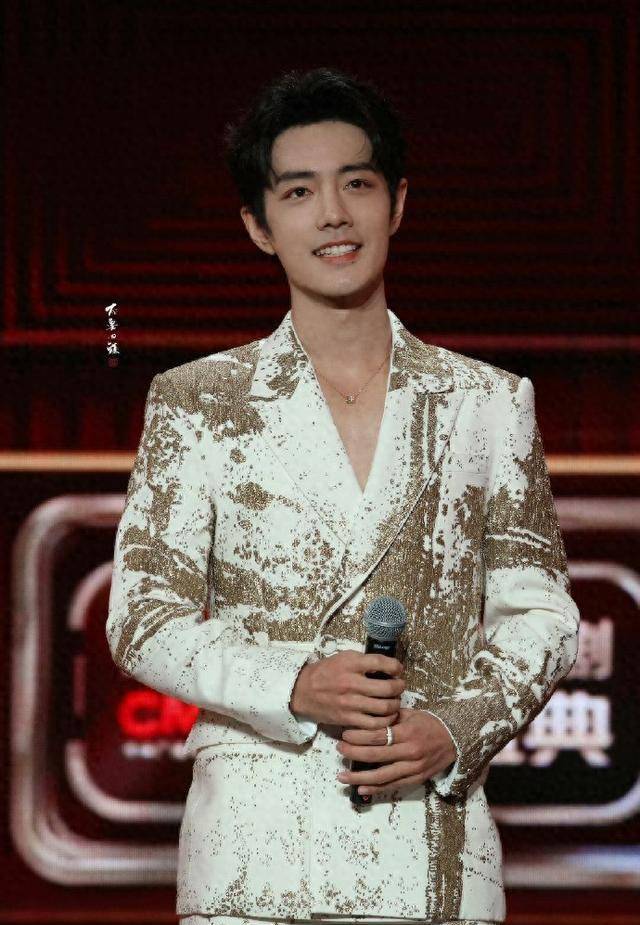 肖战亮相中国电视剧年度盛典,金色西装成全场焦点,生图引热议_黄金
