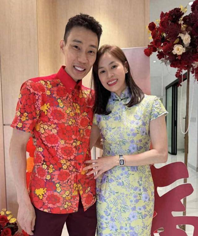 最近,李宗伟和妻子黄妙珠给粉丝朋友们拜年,向大家送上了节日祝福.