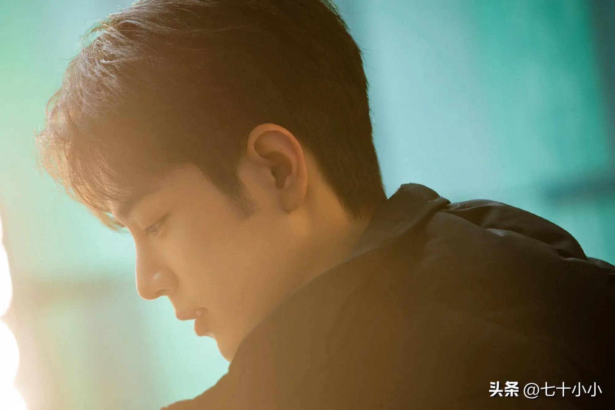 肖战声音温柔清澈,好似远处的青山,好似湛蓝的天空,是华夏民族如风的